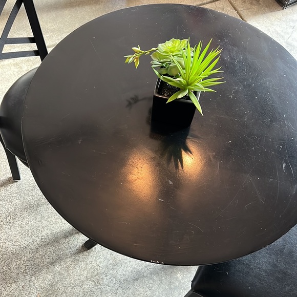 Table and two chairs - Picture 4 of 5